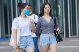 街拍：闺蜜双双用白色长衫搭配凉鞋，穿搭不谋而合，真是心有灵犀图片