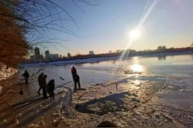 冬泳爱好者冰层下失踪…冬泳时这件事儿千万要注意图片