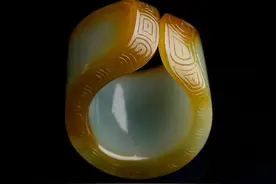黄翡俏色巧雕玉扳指，浮雕猛虎太霸气了图片