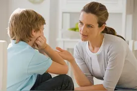 男孩脾气倔喜欢顶嘴妈妈？宝妈不妨试试鱼缸法则，比唠叨没完管用图片