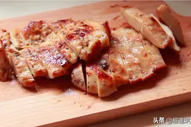 相见恨晚的教程别再水煮鸡胸肉了，鸡胸肉这样煎色泽红亮滑嫩多汁图片