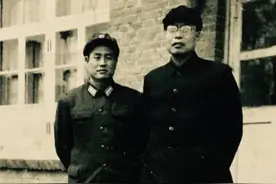 开国少将回乡探亲，与车夫畅聊一路，得知其姓名后大哭：您是我爸图片