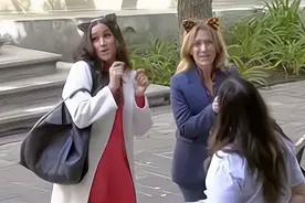 梅根上节目装傻卖萌，主持人翘着二郎腿像看小丑，哈里都嫌丢人图片