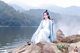 小说：一把毫不起眼的锈剑，没想到却藏着一个活了数百年的剑灵。图片