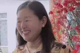 大衣哥老婆罕现身！七夕前夕盛装出席老公开业礼，被人追捧似明星图片