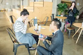 高校内男生对女生磕头如捣蒜，女生危险了，还不快跑图片