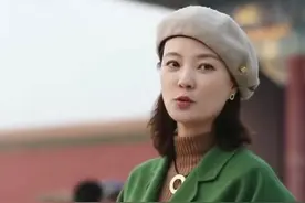 "央视第一美"刘芳菲现身故宫！贝雷帽配大衣超美，气质稳赢董卿图片