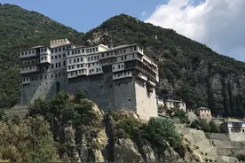 希腊奇特的修道院 楼层计数从上向下 整体建在悬崖岩石上图片