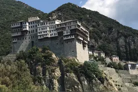 希腊奇特的修道院 楼层计数从上向下 整体建在悬崖岩石上图片