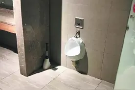 海底捞女厕所私密照曝光：真不把自己当外人图片