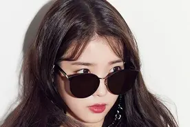 IU李知恩只有162cm，本以为是小可爱，戴上眼镜却秒变御姐范？图片