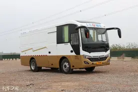 客车模样的黄牌载货车，能拉9吨多，东风超龙你见过吗？图片