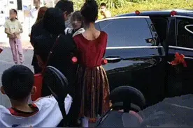 婚车旁伴娘怒骂新郎：给我滚！新娘在一旁冷眼旁观，知情人：下车礼没谈妥图片