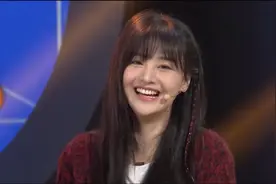 郑爽捂脸甜笑娇俏可爱少女感十足 自侃能当花瓶会很荣幸图片