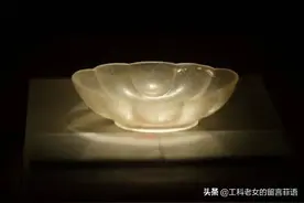 件件精美绝伦的唐代皇家器物，包括两件琉璃器图片