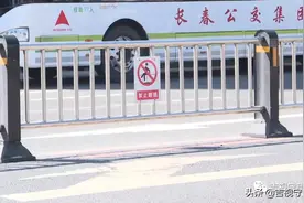 翻护栏，闯红灯，行人交通违法行为将被查处图片