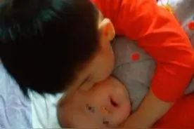 哥哥总喜欢亲近妹妹，妈妈掀开妹妹的襁褓后，脸瞬间被吓白了图片