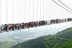 大量游客挤上玻璃桥，桥面突然“碎裂”，镜头拍下全过程图片