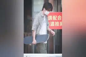 王一博久违的下班图，花衬衫白T恤，还是那个爱滑板的阳光少年图片