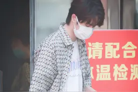 王一博久违的下班图，花衬衫白T恤，还是那个爱滑板的阳光少年图片