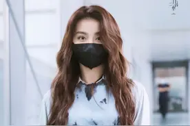 金子涵机场饭拍美图，一头棕色头发让整体穿搭复古又学院风图片