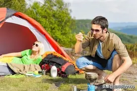手机大的折叠椅，见过吗？能揣裤兜，承重200斤！走到哪里都能坐图片