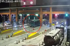 大客车违反禁令，为上高速竟拆收费杆！图片