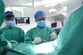 河南11个月大女婴身患重病，奶奶辗转三地求医，医生一句话令人钦佩图片