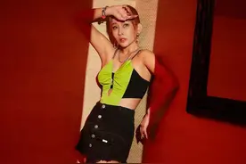 42岁温岚太飒酷，穿荧光绿吊带拍大片，下身搭牛仔短裙性感吸睛图片