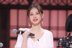 王子文恋爱后美出圈，穿白色连衣裙像小姑娘，难怪姐弟恋也看不出图片