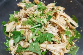 家常鸡肉菜谱，手撕鸡肉，做法简单，美味下饭，今晚米饭不够吃图片