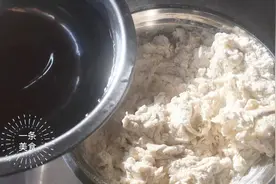 烙饼和面用冷水还是热水？难怪特别硬，教您几招，又软又香还出层视频封面