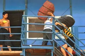 90后农民工夫妻同住员工宿舍，为了多赚点钱养家，再尴尬也不怕图片