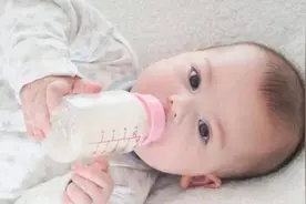 宝宝满一岁后还喝奶粉吗？有些家长不清楚，看看怎么做别弄错了图片