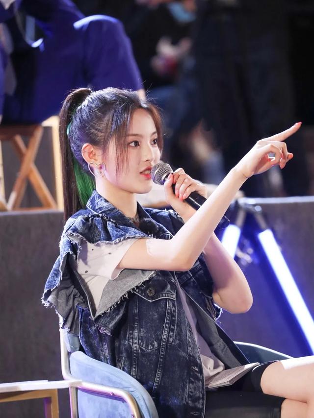 女明星秋季撞衫的第一件单品，我再也不说它鸡肋了