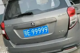 男子买二手面包车，随后去车管所上牌，结果选中99999图片