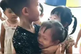 妹妹刚上幼儿园，大班哥哥课后来“探班”，网友：“难兄难妹”图片