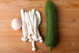 丝瓜煮汤不变色，简单家常汤丝瓜菌菇鸡蛋汤，孩子常喝补钙有营养图片