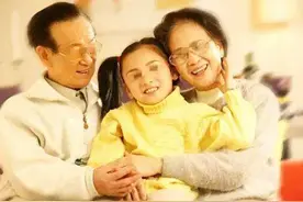 “公主病”女儿要求爸妈下跪道歉，姥姥看不惯，使出了“杀手锏”图片