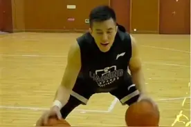 郭艾伦摊牌了，易建联脱掉李宁鞋子，他却脱掉耐克穿李宁球袜亮相图片