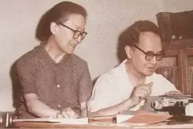 钱钟书女儿为父亲作了一幅画，杨绛欣赏完捧腹大笑，笑称太形象了图片