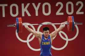 中国队升至双榜单第一！男子举重独揽奥运四金，奖牌总数追平美国图片