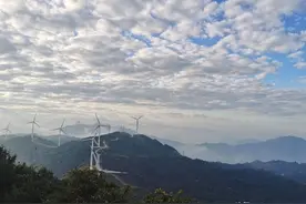 追逐太阳的脚步，云浮罗定风车山露营，看风车转呀转图片