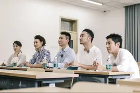 央视五大主持同框！李梓萌穿背带裤风格颠覆，穿平底鞋比康辉还高图片