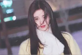 四千年美女鞠婧祎下雪天配白围巾好美图片