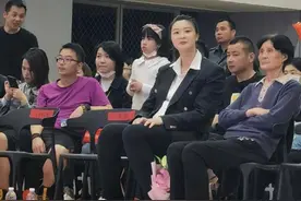 前女排冠军惠若琪，挺孕肚参加活动，孕中发福不见臃肿反而更可爱图片