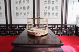 小伙收购“天价鸟笼”价值百万，内配乾隆青花瓷鸟食罐图片