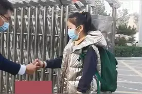 小学校长每天弯腰打招呼迎接学生，网友：姿势都是定制版图片
