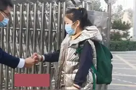 小学校长每天弯腰打招呼迎接学生，网友：姿势都是定制版图片
