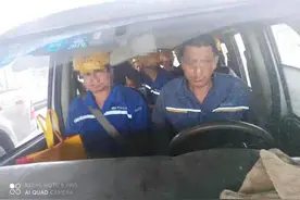 面包车心存侥幸“多拉几个” 超员上路 ，路遇交警终被查获并受严厉处罚！图片